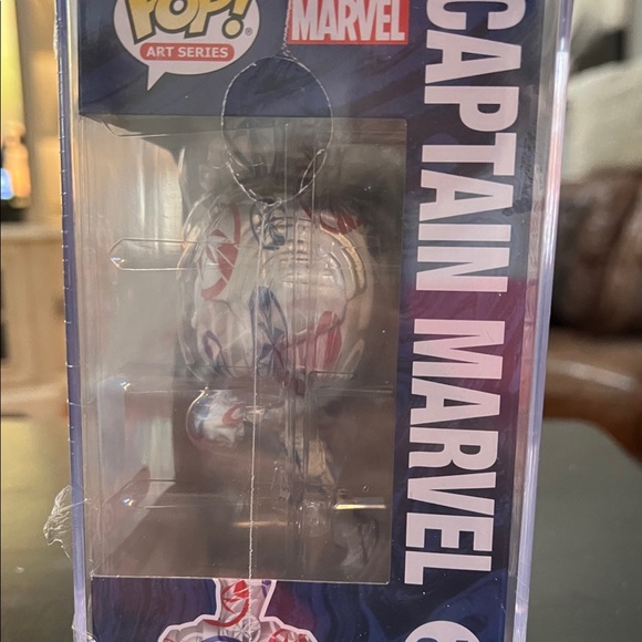 Funko Pop Captain Marvel in hard case - Picture 2 of 6